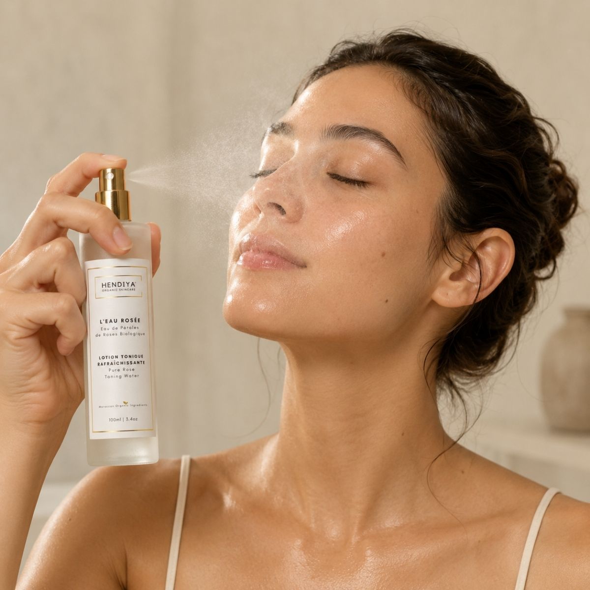 Application de L'Eau Rosée en brumisation sur le visage