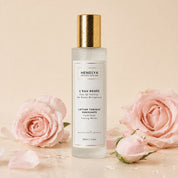 L'Eau Rosée Hendiya entourée de pétales de rose fraîche
